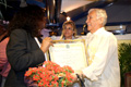 Márcio Ivens recebe diploma das mãos da cantora Watusi